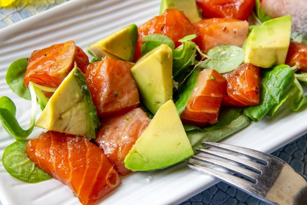 ensalada de aguacate y salmon
