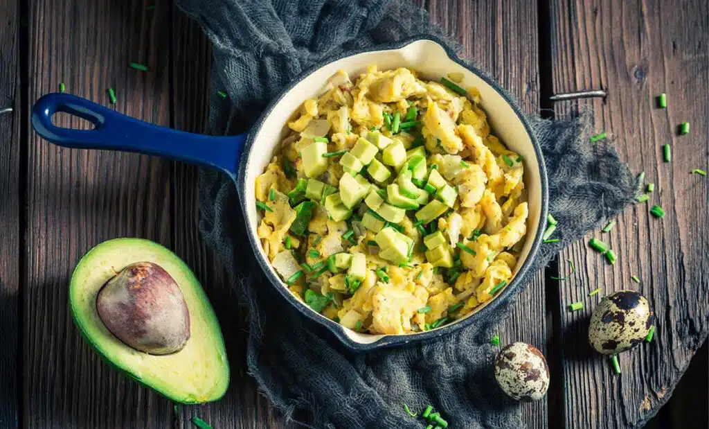 huevos revueltos aguacate
